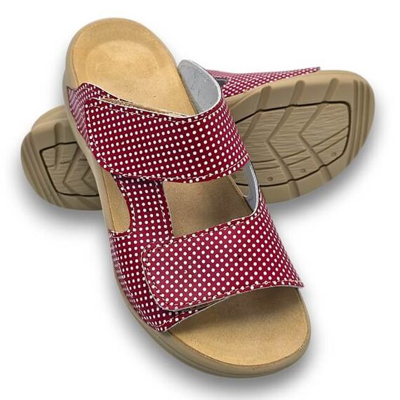 Dámske kožené zdravotné šľapky červené s bielymi bodkami a ortopedickou stielkou